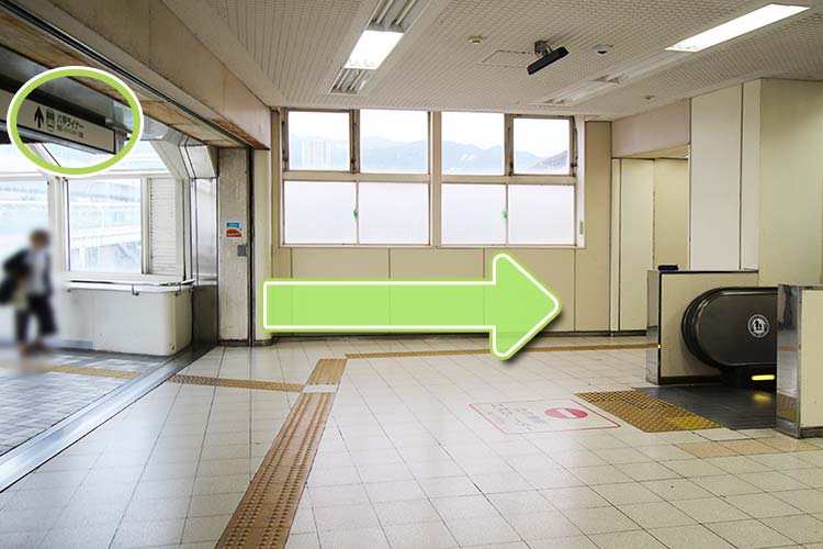 六甲ライナー　魚崎駅からは阪神電車の改札方面に進んでいただき、目の前の階段又はエスカレーターを降りてください