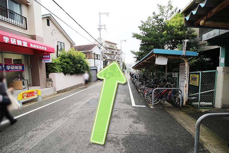 自転車置き場を右手に真っすぐ進んでください