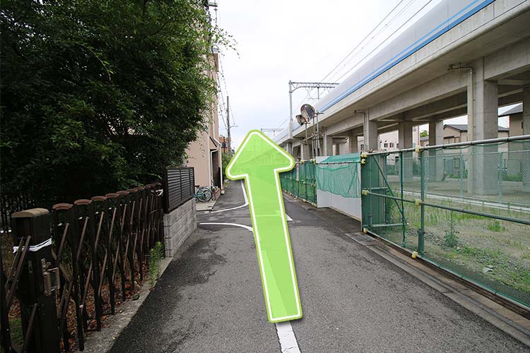 阪神電車の高架沿いに真っすぐ進んでください